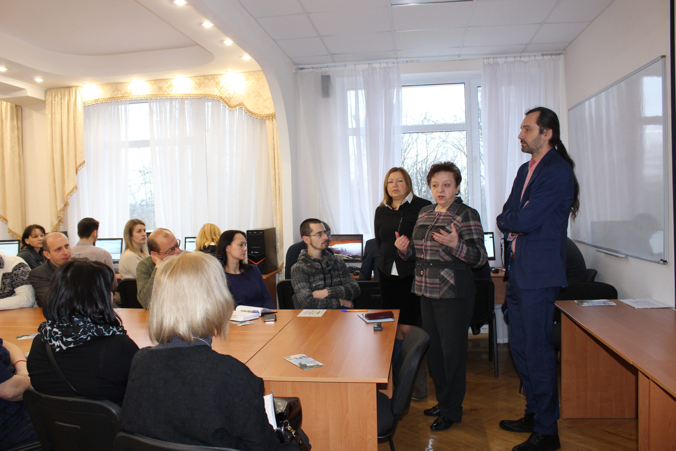 Відкриваючи семінар, Голова Держпродспоживслужби Володимир Лапа зазначив, що саме людський капітал відіграє основну роль у будь-якій справі. І кожен спеціаліст має бути зацікавлений у постійному підвищенні своєї кваліфікації, щоб бути в курсі сучасних тенденцій та викликів &ndash; як законодавчих, так і фахових.